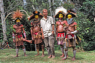 A. Riedel mit Huli Perückenmännern