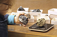 Kristallform, Farbe, Glanz und Gewicht – typische Merkmale ausgewählter Minerale werden bestimmt.