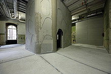 Die Zellförmige Innenarchitektur der Ausstellung ist bereits auf den Trockenbauwänden im Eckraum zu erkennen.