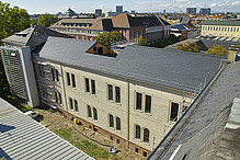 Im Oktober 2014 ist das Gebäude fast fertiggestellt – im Dachgeschoss entsteht die neue Lüftungszentrale.
