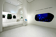 Im großzügigen Eingangsbereich werden unsere Besucher von einem stimmungsvollen Quallen-Aquarium empfangen.