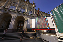 Die Acrylglasscheiben für das Riffhaibecken werden im Juli 2014 über den Friedrichsplatz angeliefert.