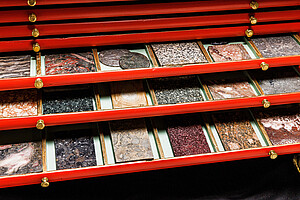 Das Schränkchen mit Gesteins-Musterplatten (Detail) 