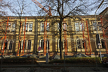 Die denkmalgeschützte historische Fassade entlang der Ritterstraße wird abgestützt und bleibt bestehen.