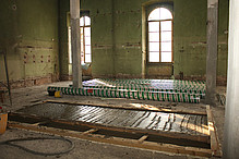 Die Lastverteilerplatte des zukünftigen Quallenbeckens wird im Raum des alten Vivariums betoniert.