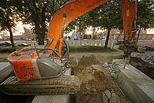 Nach Fertigstellung des Rohbaus können im Mai 2014 die Stützfundamente für die historische Fassade an der Ritterstraße abgebrochen werden.