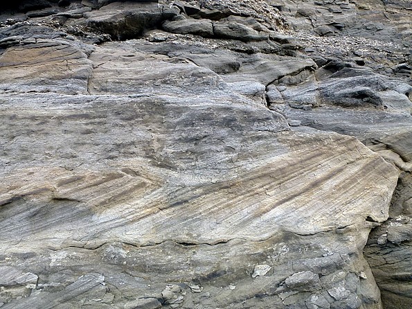 Schrägschichtung in Sandsteinen ist ein Hinweis auf fliessendes Wasser, das Wellenrippeln gebildet hat