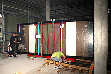 Über eine Holzrampe werden die Acrylglasscheiben in den Westflügel eingebracht. Die größte Scheibe misst 5 x 2 m und wiegt über 1400 kg.