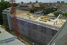 Im Juni 2014 beginnt der Aufbau des Dachstuhls.